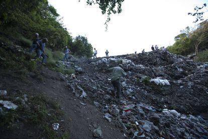 Miembros de la Uni&oacute;n de Pueblos y Organizaciones del Estado de Guerrero buscan entre los escombros alguna pista sobre el paradero de los estudiantes desaparecidos (Cocula, Guerrero). 