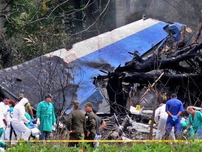 Policías y militares trabajan entre los restos del avión Boeing-737 que se estrelló viernes 18 de mayo de 2018 en La Habana.