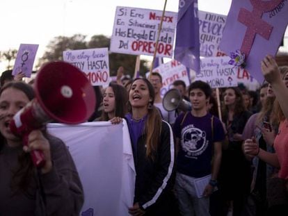 Un grupo de mujeres participa en la manifestación del 8 de marzo en Sevilla. 