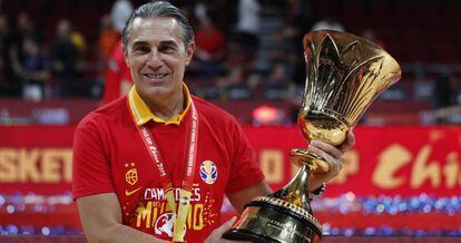 Sergio Scariolo, entrenador de la selección española de baloncesto, con la copa del mundo