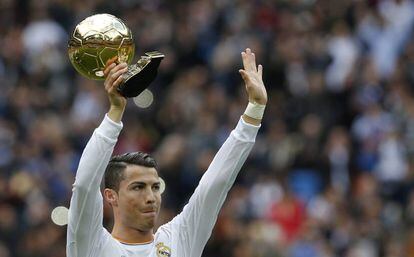 Cristiano, con el Balón de Oro de 2013.