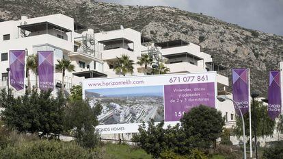 Un anuncio de venta de viviendas en una urbanización de Benalmádena (Málaga).