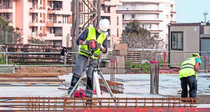 Dos obreros trabajando en una obra en Mahón (Menorca) a mediados de este mes. 