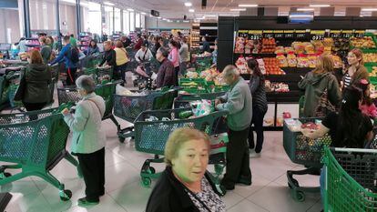 Colas ante las cajas de un supermercado en Murcia.