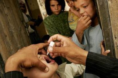 Vacunaci&oacute;n de ni&ntilde;os contra la polio en Kabul (Afganist&aacute;n).