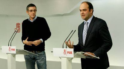Eduardo Madina (i) y el economista José Carlos Díez, excoordinadores del área Política y Económica de la Ponencia marco del PSOE, en rueda de prensa en la sede de Ferraz.