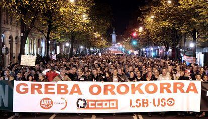 Pancarta de la manifestación en Bilbao por la huelga general, una movilización convocada por CCOO, UGT y USO, a la que han negado su apoyo en Euskadi ELA y LAB.