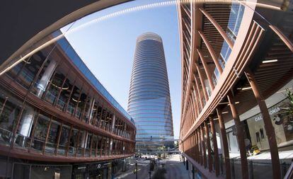 Vista del centro comercial Torre Sevilla, con el rascacielos de oficinas al fondo.