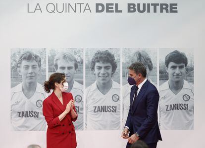 La presidenta de la Comunidad de Madrid, Isabel Díaz Ayuso y el exfutbolista y miembro de La quinta del Buitre, Míchel González, el 22 de febrero.