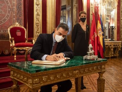 El presidente del Gobierno, Pedro Sánchez, firma en el libro de oro del Gobierno de Navarra ante la presidenta foral María Chivite.