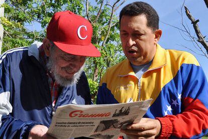 Castro y Chávez leen juntos los titulares del diario <i>Granma,</i> en una fotografía hecha pública el 28 de junio.