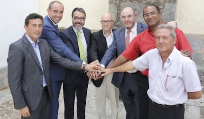 Desde la izquierda, los alcaldes César Muñoz (Villanueva de Perales), Asensio Martínez (Sevilla la Nueva), Borja Gutiérrez (Brunete), Florentino Serrano (Quijorna), Andrés Samperio (Navalagamella) y Juan Antonio de la Morena (Villamantilla) y el edil delegado de Valdemorillo, Luis Hernández.