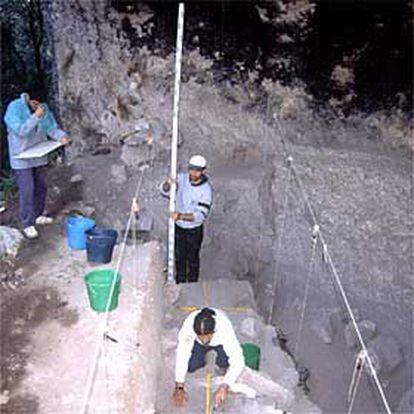 El equipo de arqueólogos, en el yacimiento de La Falguera.