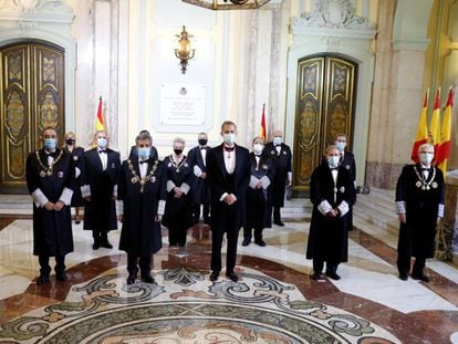 El rey Felipe VI y el presidente del Consejo General del Poder Judicial (CGPJ), Carlos Lesmes, posan antes de inaugurar el año judicial en una ceremonia celebrada en Madrid el pasado 8 de septiembre.