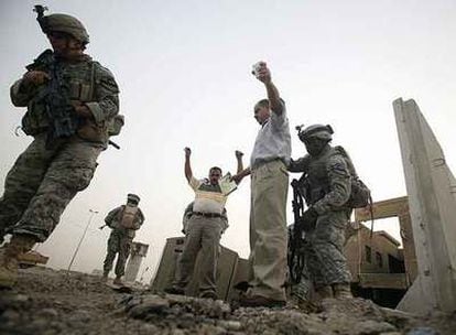 Soldados estadounidenses registran a ciudadanos iraquíes al oeste de Bagdad el pasado sábado.