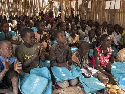 Ni&ntilde;os nigerianos, este jueves, en la escuela primaria del campamento de refugiados Muna Garage, en Dikwa.