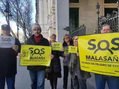 Vecinos integrantes de SOS Malasaña se reúnen con la alcaldesa de Madrid