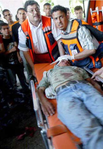 Un palestino herido es llevado al hospital de Al Shiffa tras un ataque aéreo israelí.