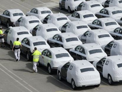 Trabajadores preparan un lote de Audi Q3