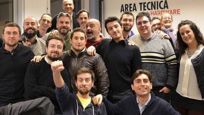 Bruno Gulotta, en el centro con camisa negra, posa con sus compañeros de oficina en la revista Tom's Hardware, en Italia.