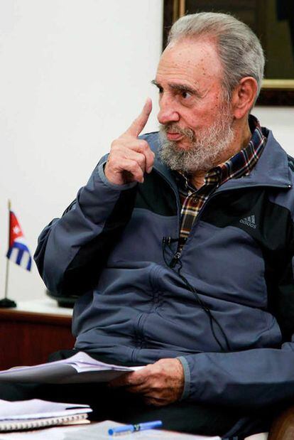 El ex presidente de Cuba, Fidel Castro, durante su entrevista del lunes en el programa <i>Mesa redonda</i>.