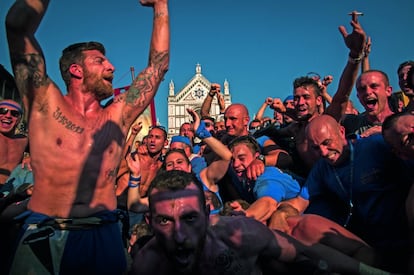 'Fiestas, safaris, museos, monumentos, cruceros, trenes y otras aventuras' es el nombre del cuarto capítulo. En cuanto al primer apartado, Soriano detalla su técnica de la siguiente manera: “En las celebraciones multitudinarias permanece en segundo plano mientras no detectes ninguna situación interesante y actúa tan rápido como puedas cuando te decidas a fotografiar. Luego te apartas, una vez obtenida la fotografía, y así sucesivamente, como las maniobras de guerrilla”. ¿Un lugar y un país del que ha captado verdaderos tesoros fotográficos? “Italia”, contesta sin dudar. <br> <br>En la imagen, uno de los momentos del espectáculo del 'calcio florentino' (Italia).</br>