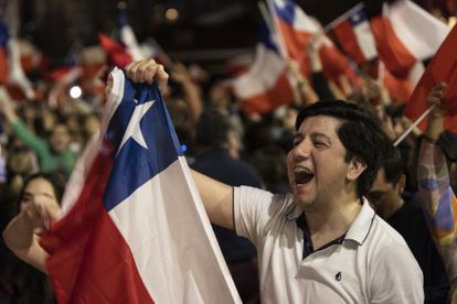 Personas que rechazaron el nuevo proyecto de constitución celebran los resultados en Santiago, Chile.