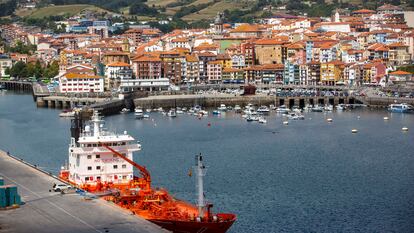 El buque 'Dutch spirit' en el puerto de Bermeo, este martes.