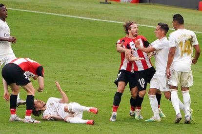 Los jugadores del Athletic y el Real Madrid se enzarzan tras una falta de Muniain a Modric. / Humberto Bilabao (Europa Press)