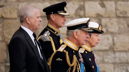 De izquierda a derecha, el príncipe Andrés, el príncipe Eduardo, el rey Carlos III y la princesa Ana, durante el funeral de su madre, la reina Isabel II, el pasado mes de septiembre.