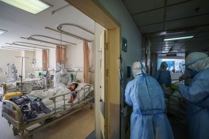 Sanitarios atienden a una paciente con covid en una zona de aislamiento de un hospital de Wuhan, en China, en febrero de 2020