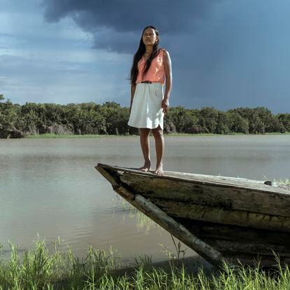 La líder indígena peruana Liz Chicaje Churay, fotografiada en las afueras de Iquitos en Perú.