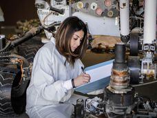 La ingeniera aeroespacial colombiana Diana Trujillo estudia en el laboratorio de la NASA los diseños de la nave 'Perseverance'. En video, Trujillo narra el aterrizaje.