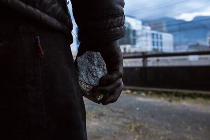 Un manifestante sostiene una piedra, en Quito.