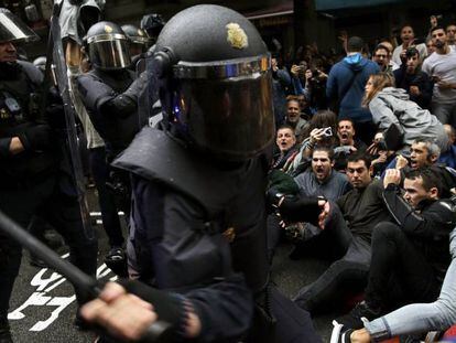 Carga policial en un colegio de Barcelona el 1 de octubre de 2017.
