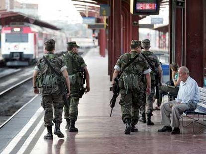 Militares de Infantería de Marina patrullan, en la tarde de ayer, por la estación de Chamartín.