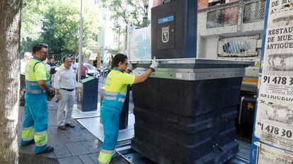 Contenedores de lujo para los ricos frente a basura que rebosa en las zonas pobres de Madrid