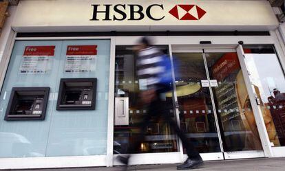 Un hombre pasa ante una oficina del HSBC, en Londres.
