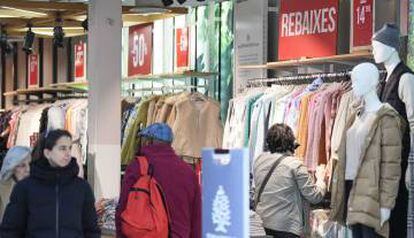 Consumidores en un comercio textil, en Barcelona.