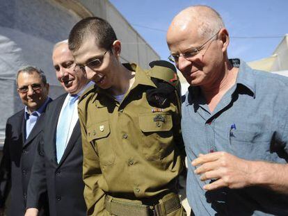 Gilad Shalit camina junto a su padre, Noam (derecha), acompa&ntilde;ado del primer ministro israel&iacute; Benjam&iacute;n Netanyahu.