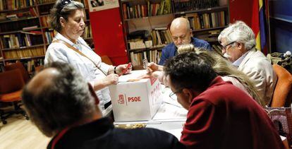 Una militante vota en la agrupación socialista de Chamberí de Madrid.