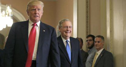 Donald Trump, junto al jefe de los republicanos en el Senado, Mitch McConnell