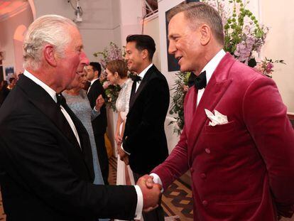 El príncipe de Gales, Carlos de Inglaterra, y Daniel Craig, en el estreno de 'Sin tiempo para morir', la última película del actor como James Bond, en el Royal Albert Hall de Londres, el 28 de septiembre de 2021.