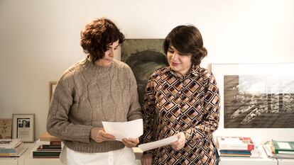 Nahia Alkorta junto a su abogada, Francisca Fernández, que también fue víctima de violencia obstétrica hace 20 años.