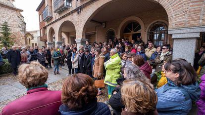 Minuto de silencio en la plaza del Ayuntamiento de La Puebla de Almoradiel (Toledo) tras el asesinato de Liliana Mataescu en febrero de 2020.