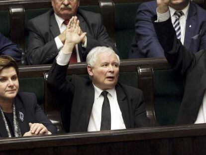 La primera ministra, Szydlo, junto Kaczynski en la votación.
