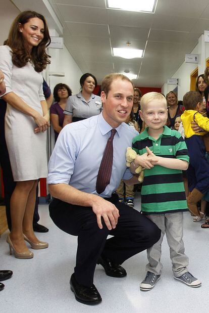 Los duques de Cambridge, durante una visita a una escuela.