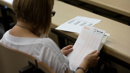 Una aspirante durante un proceso de oposición a funcionario de la Generalitat, en una imagen de archivo.
