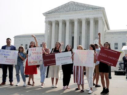 Activistas del grupo conservador cristiano Concerned Women for America aplauden la sentencia que respalda a la diseñadora Lorie Smith a las puertas del Tribunal Supremo.