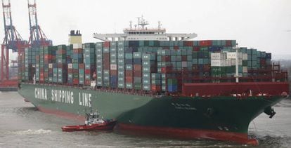 Uno de los barcos de carga de contenedores más grandes del mundo, propiedad de la china COSCO.